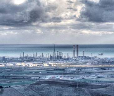 La Sicilia è petrolio-dipendente La Sicilia è petrolio-dipendente