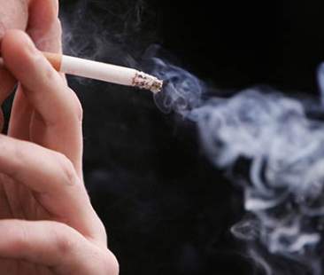 Vietato fumare anche in macchina con a bordo minori e donne incinta