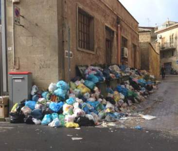 Rifiuti e differenziata, cronaca di un’emergenza senza fine