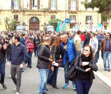 Sindacati in piazza contro l’esecutivo: “Uno dei peggiori governi della storia”
