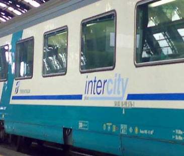 Treni a lunga percorrenza, solo metà puntuali