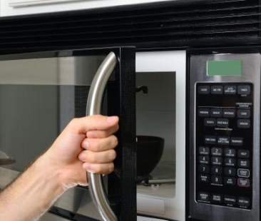 I cinque alimenti da non cuocere nel microonde I cinque alimenti da non cuocere nel microonde