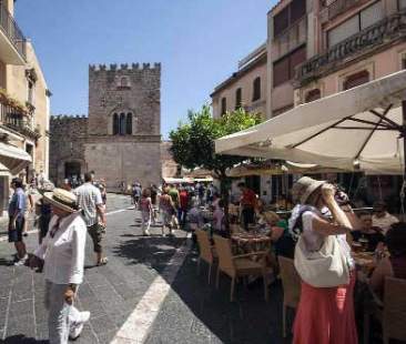 Cresce la spesa dei turisti. Catania, provincia più visitata