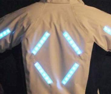 “Clara”, la giacca intelligente che salva la vita ai ciclisti