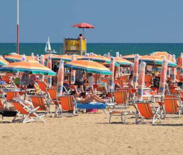 Prezzi degli stabilimenti balneari in leggero rialzo questa estate