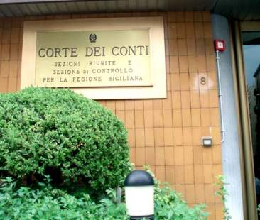 Più debiti e corruzione. “Crocetta si dimetta”