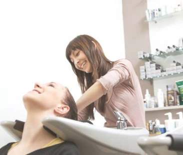 Acconciature ed estetica: si regge alla crisi ma non all’abusivismo