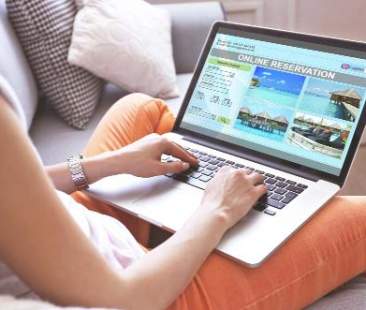Vacanze: 3 su 4 le organizzano online