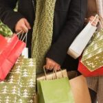 Centri commerciali, negozi e mercatini tutto pronto per gli acquisti last-minute