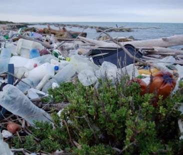 Mediterraneo un mare di plastica