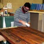 Giovani da tutta Italia riscoprono l’antico mestiere del falegname