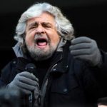 Grillo dichiara guerra a carta stampata e tv
