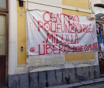 Catania – Ex cinema Midulla abbandonato, i cittadini occupano la struttura