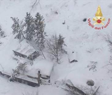 Abruzzo, valanga su hotel. L’emergenza continua Abruzzo, valanga su hotel. L’emergenza continua