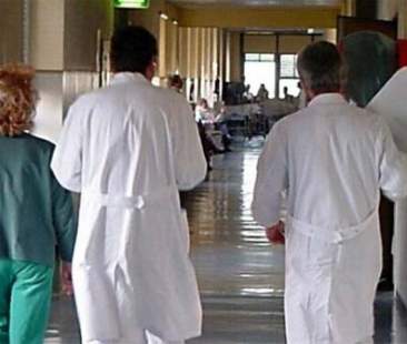 I medici in una catena di montaggio. Professione svilita a danno dei pazienti I medici in una catena di montaggio. Professione svilita a danno dei pazienti