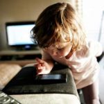 Occhio secco da smartphone, pericolo per i bambini