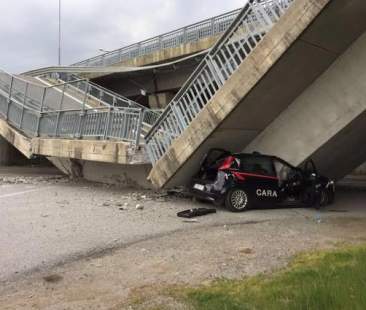 Crolla ponte su auto dei Carabinieri, tragedia sfiorata