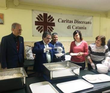 La Caritas apre le porte della Mensa di Librino a Enzo Bianco e alla Fondazione etica e valori Marilù Tregua