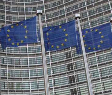 L’Ue grazia l’Italia su conti e “squilibri”