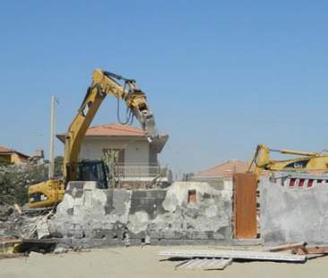 Catania – Oasi del Simeto, al via le demolizioni degli edifici abusivi