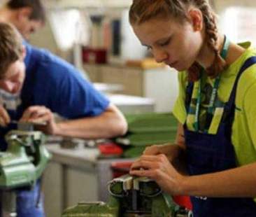 Formazione, al via sistema duale per l’alternanza scuola-lavoro