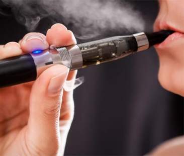 Sigarette elettroniche: il vapore inalato può causare afte e ulcere Sigarette elettroniche: il vapore inalato può causare afte e ulcere