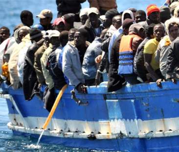 Migranti, ipotesi blocco porti per navi straniere in Italia Migranti, ipotesi blocco porti per navi straniere in Italia