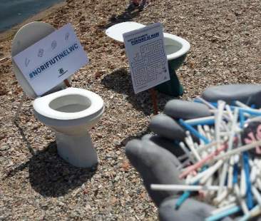 Rifiuti in spiaggia, uno su cinque proviene dagli scarichi dei bagni