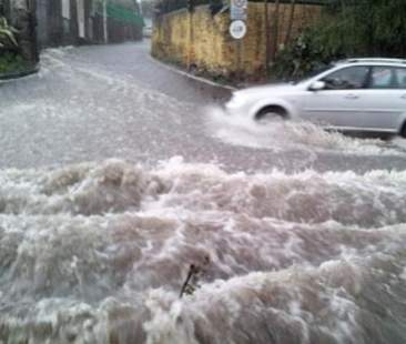 Forti piogge e alte temperature le anomalie del clima impazzito Forti piogge e alte temperature le anomalie del clima impazzito