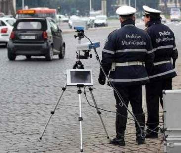 Autovelox, segnalazione necessaria anche per i dispositivi mobili