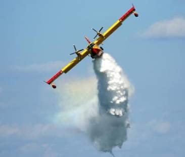 Incendi, Sicilia senza aerei e la Regione paga lo Stato