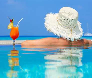 Gli otto suggerimenti da seguire per risparmiare in vacanza