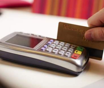 Gli italiani usano sempre di più bonifici online e carte di credito