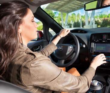 Prudenza al volante, le donne guidano con più attenzione