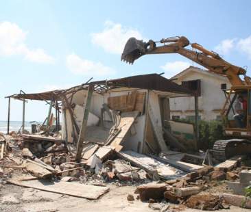 Sfiducia al sindaco Cambiano, la politica strizza l’occhio agli abusi