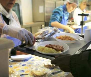 L’esercito silenzioso dei volontari che assicura un pasto agli ultimi