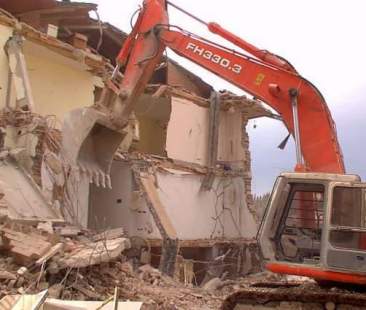 Abusi edilizi, spunta una “leggina”. Così la Regione se ne lava le mani