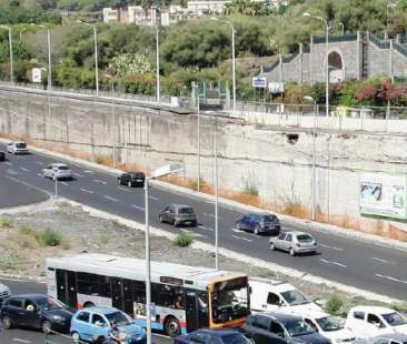 Catania – Tondo Gioeni, lavori frenati da pietre e rocce laviche