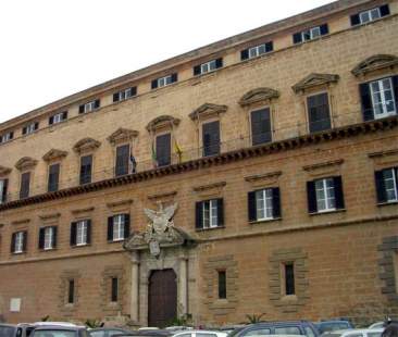 Scontro Pd-M5S sugli 80 euro ai forestali siciliani Scontro Pd-M5S sugli 80 euro ai forestali siciliani