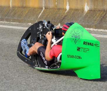 In bicicletta a più di 120 chilometri orari