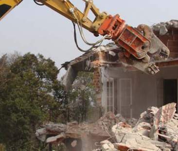 Catania – Abusi, il Comune riprende a demolire