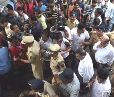 Strage a Mumbai, almeno 22 morti schiacciati dalla calca su un ponte