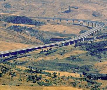 Infrastrutture, il girotondo della politica