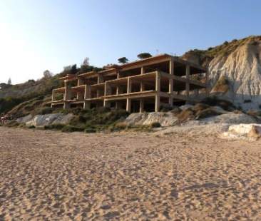 Leggina “scudo” degli abusi edilizi