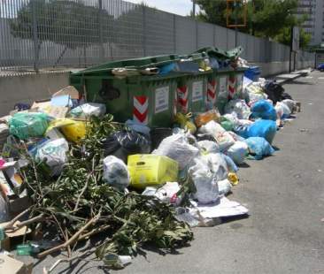 Catania – Caos rifiuti, cittadini esausti: “Vistose carenze nel servizio” Catania – Caos rifiuti, cittadini esausti: “Vistose carenze nel servizio”