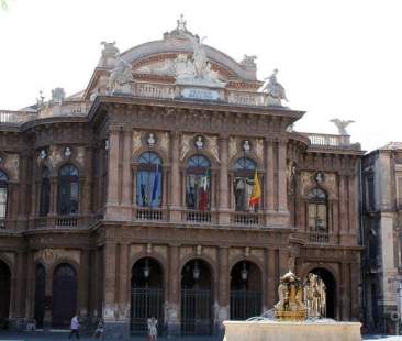 Un solo addetto stampa per due Teatri, il “no” dei giornalisti