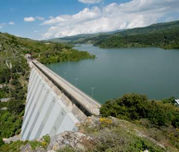 Dighe insicure, l’acqua finisce in mare: è protesta