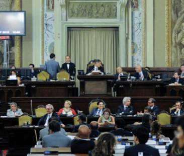 Ars, privilegi di fine legislatura: finché non si insediano i nuovi onorevoli, i vecchi guadagnano