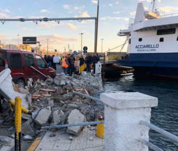 Traghetto Caronte contro il molo di Villa S.Giovanni, banchina in frantumi
