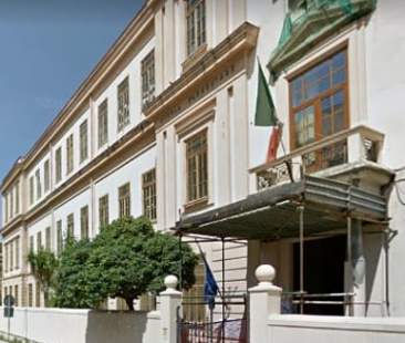 Palermo, vietato pregare a scuola: il dirigente scolastico toglie anche la foto del Papa